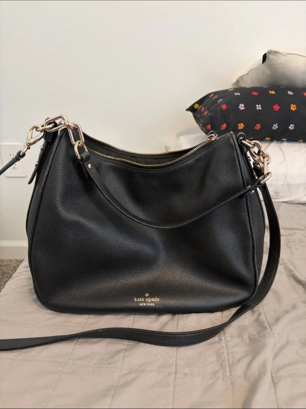 Kate spade LG. Black Pebbled Leather Shoulder Bag/Crossbody w/Gold Hardware EUC - Picture 2 of 7